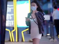 落单小姐姐,邂逅孤独中的温暖与成长