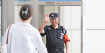 保安叔叔吃瓜视频在线观看,水果店父女对话引网友热议